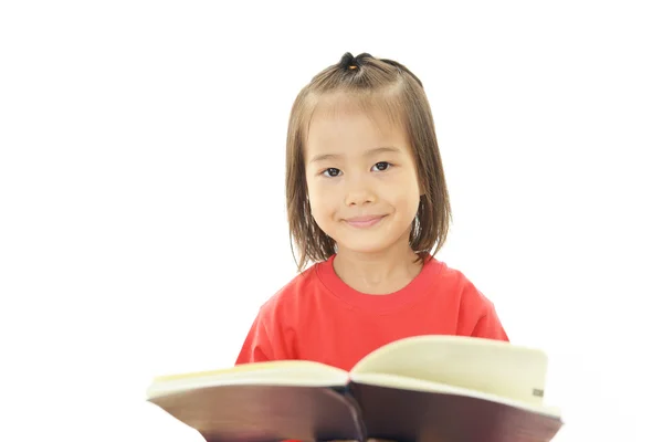 Kleines asiatisches Mädchen liest ihr Buch — Stockfoto