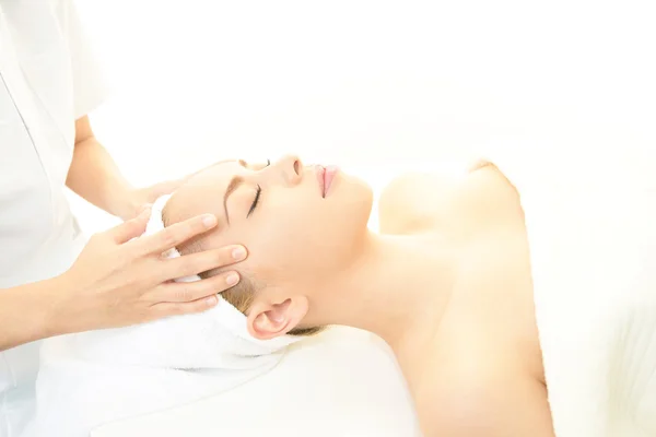 Woman receiving facial massage — Stock Photo, Image