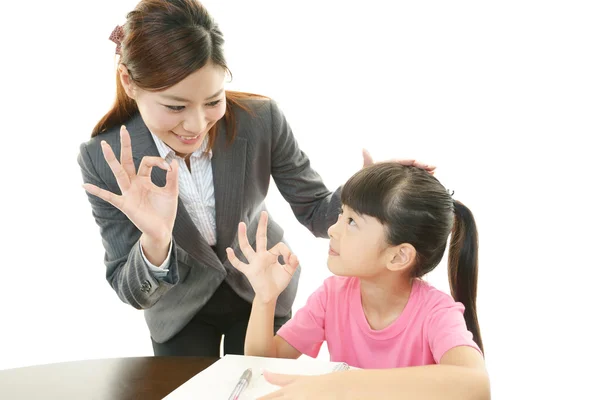 Menina sorridente com professor — Fotografia de Stock