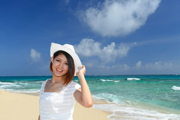 La femme qui se détend sur la plage . — Photo