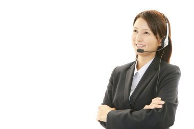 gülümseyen çağrı merkezi operatörü