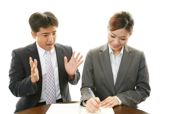 Hombre de negocios sonriente y mujer de negocios — Foto de Stock