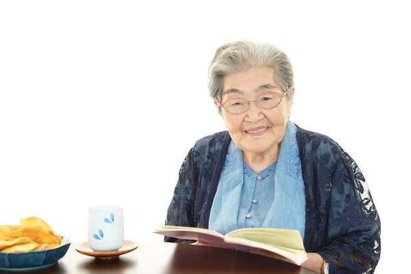 Mulher velha lendo seu livro — Fotografia de Stock