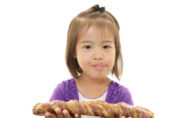 Klein meisje houden een brood — Stockfoto