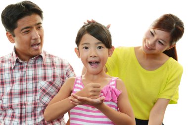 mutlu bir aile birlikte gülümseyen