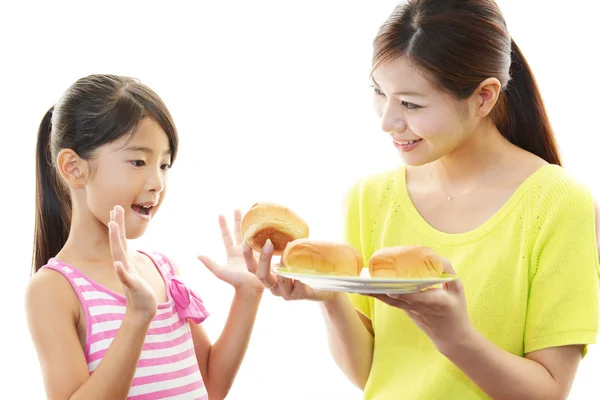 Bambino sorridente con madre — Foto Stock