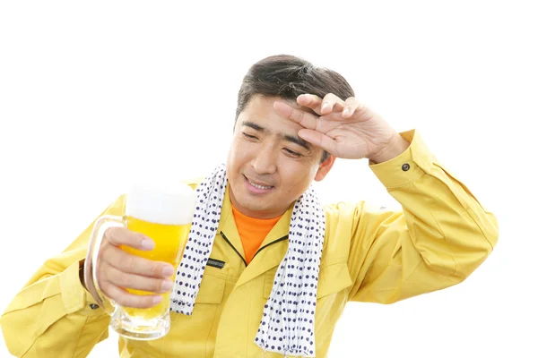 工人喝啤酒 — 图库照片