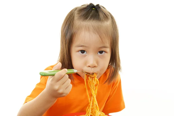 Niño que tiene espaguetis —  Fotos de Stock