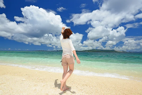 La donna che si rilassa sulla spiaggia . — Foto Stock