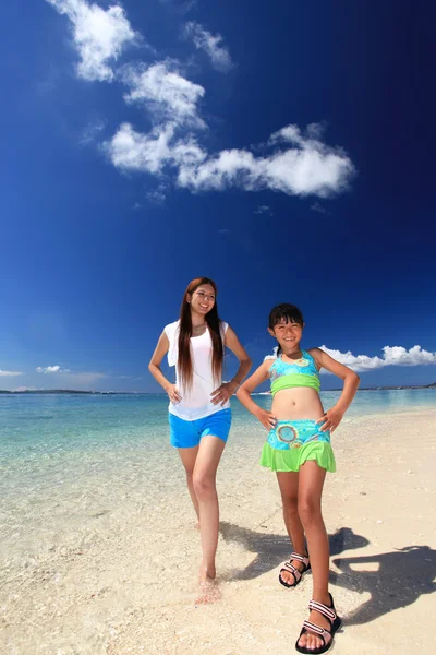 Madre e hijo jugando en la playa — Foto de Stock