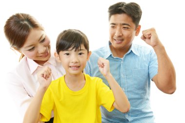mutlu bir aile birlikte gülümseyen