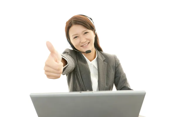 Operatore di call center sorridente — Foto Stock