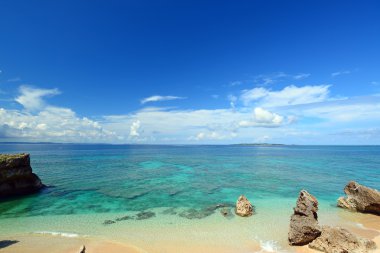 Yaz gökyüzü ve Okinawa 'nın güzel plajı
