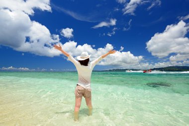 Kumsalda genç kadın zevk güneş ışığı