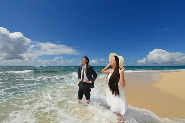 Молодой человек и женщина на пляже наслаждаются солнечным светом — стоковое фото