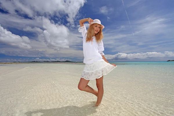 Bella giovane donna sulla spiaggia godere della luce del sole — Foto Stock