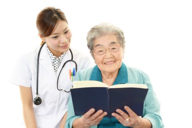 Asya tıp doktoru ve üst düzey kadın gülümsüyor