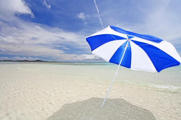 La playa y el paraguas de la playa de mediados de verano . — Foto de Stock