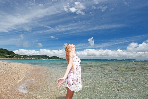 Beautiful young woman on the beach enjoy sunlight — Stock Photo, Image