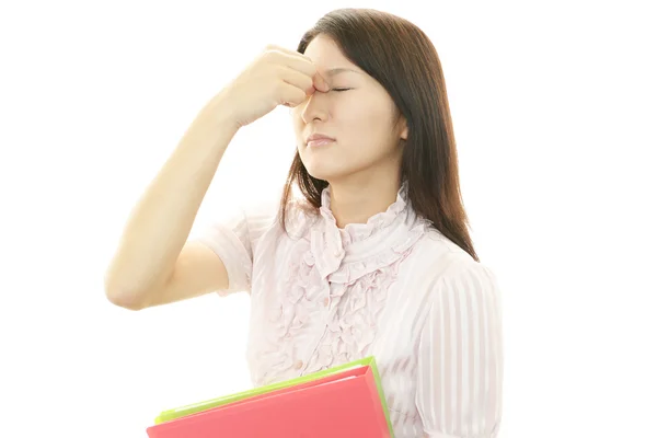 Jovem mulher com dor de cabeça — Fotografia de Stock