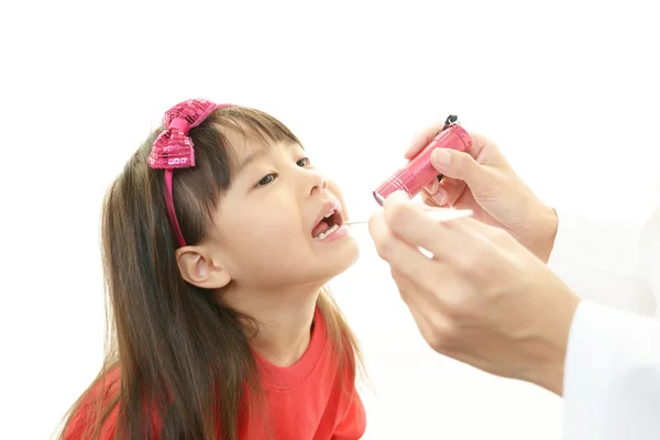 Child having physical examination — Stock Photo, Image