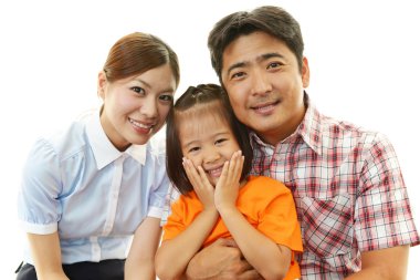mutlu bir aile birlikte gülümseyen
