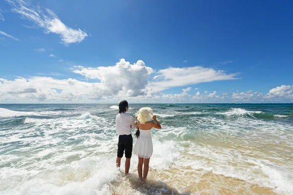 Homme et femme profitent du soleil — Photo