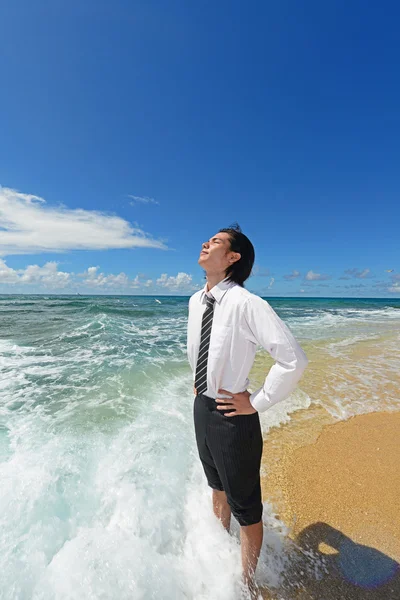 젊은 남자는 해변에서 햇빛을 즐길 수 — 스톡 사진