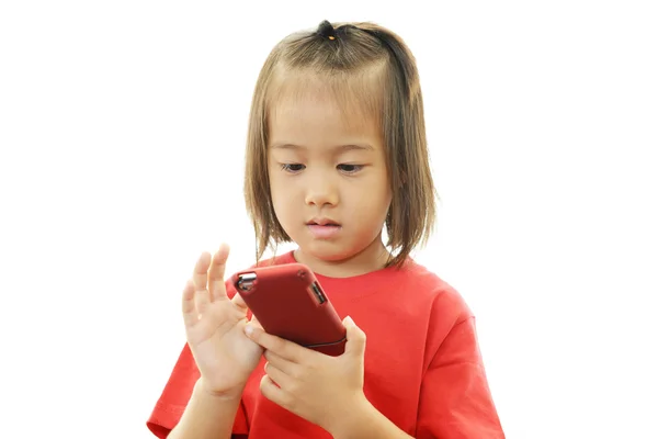 Niña sosteniendo un teléfono móvil —  Fotos de Stock