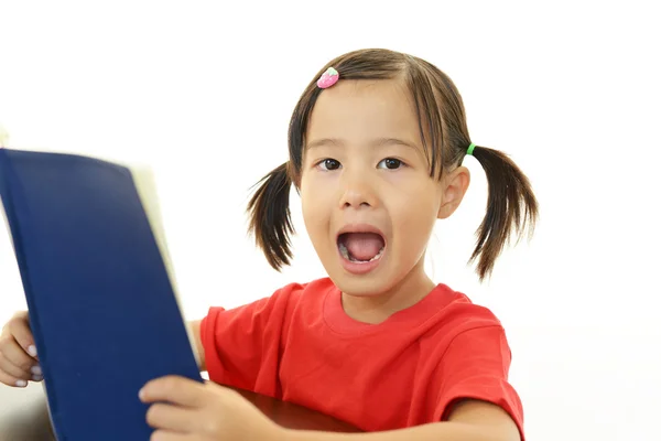 Niña leyendo su libro —  Fotos de Stock