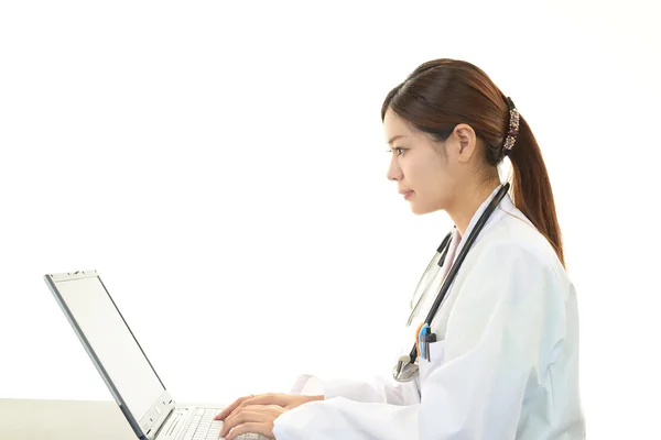 Médico trabalhando no PC — Fotografia de Stock