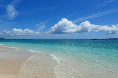 Yaz gökyüzü ve Okinawa 'nın güzel plajı