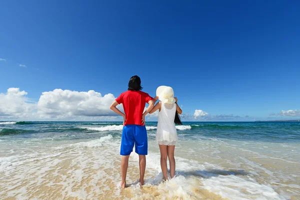 Jeune homme et femme sur la plage profiter de la lumière du soleil — Photo