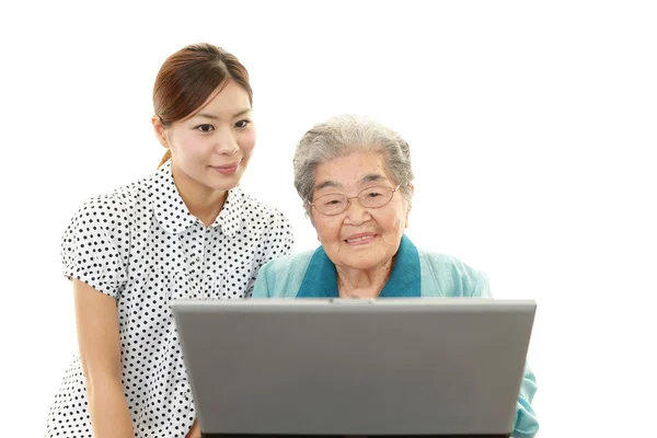 Dame aînée aime l'ordinateur — Photo