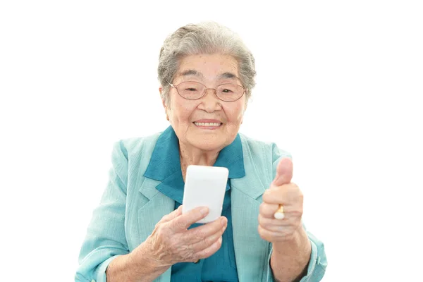Stara kobieta z telefonu komórkowego — Zdjęcie stockowe