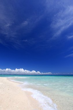 Yaz gökyüzü ve Okinawa 'nın güzel plajı