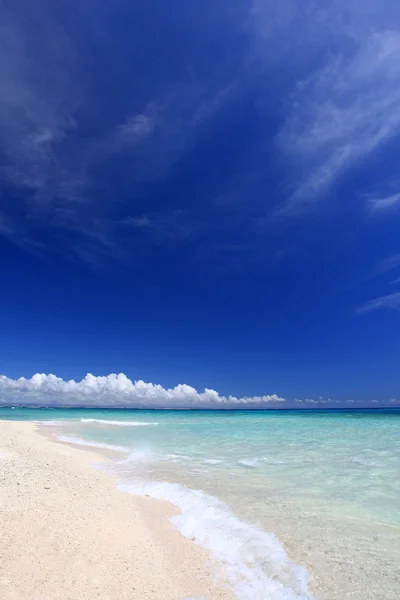 Letnie niebo i piękna plaża Okinawa — Zdjęcie stockowe