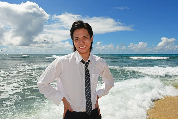 Młody mężczyzna na plaży cieszyć się światło słoneczne — Zdjęcie stockowe
