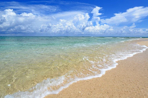 Cielo de verano y hermosa playa de Okinawa — Foto de Stock