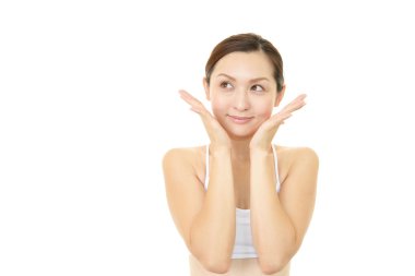 Gülümseyen güzel genç kadın.