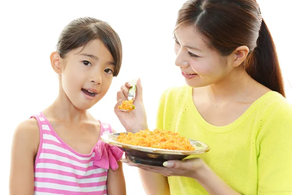 Enfant avec sa mère mangeant des aliments — Photo