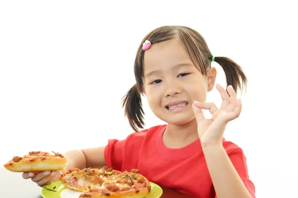Dítě jíst pizzu — Stock fotografie