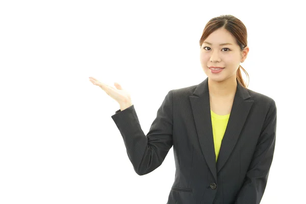 Mulher de negócios mostrando algo na palma da mão — Fotografia de Stock