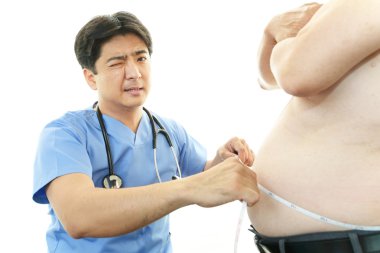 ciddi doktor hasta obezite incelenmesi