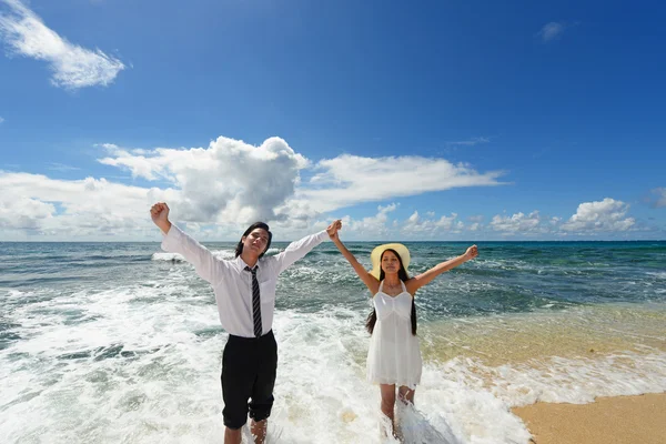 Jovem casal na praia do mar — Fotografia de Stock