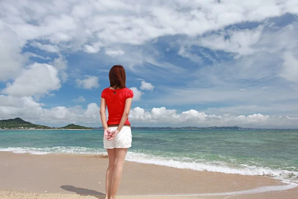 A mulher que relaxa na praia . — Fotografia de Stock