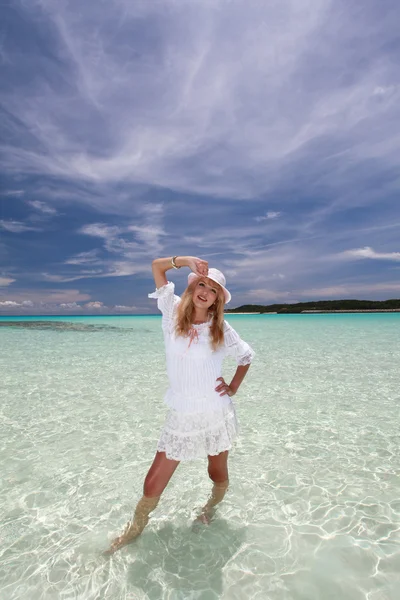 Jeune femme sur la plage profiter de la lumière du soleil — Photo