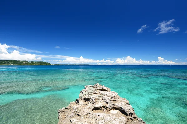Sea of emerald green of the Okinawa. — Stock Photo, Image