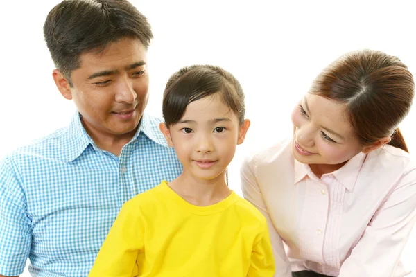 Glückliche Familie lächelt zusammen — Stockfoto