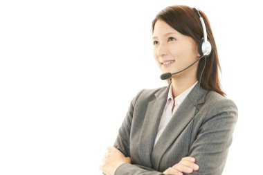 gülümseyen çağrı merkezi operatörü